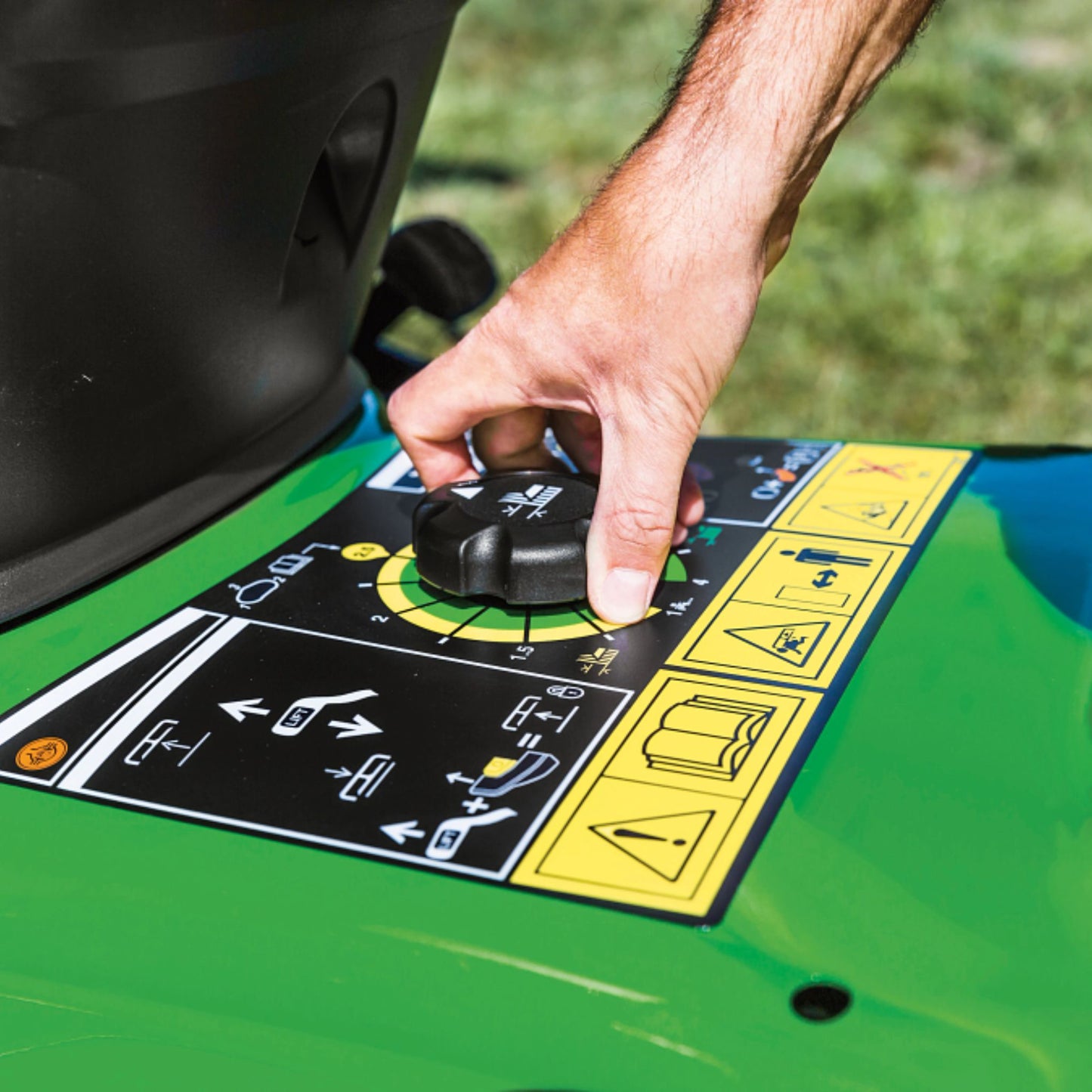 John Deere X590 ride on lawn mower -central cutting height adjustment