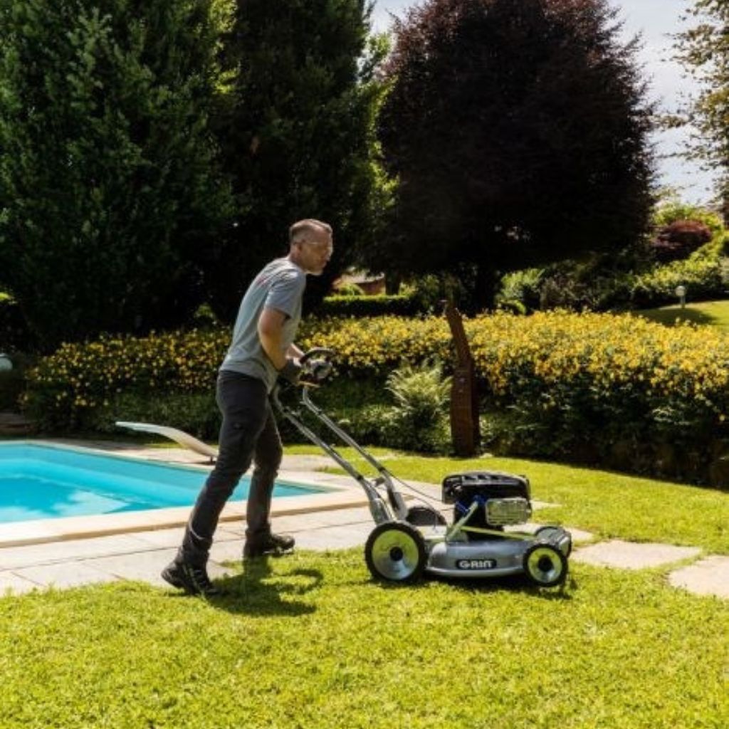 Man_mowwing_Grin_Mulching_lawnmower_-_PM53A