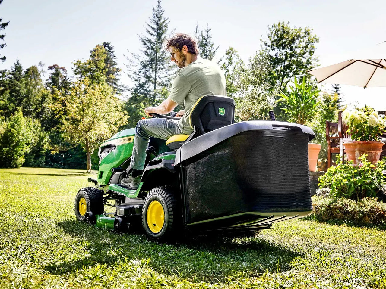 John Deere X167R Ride-On Mower