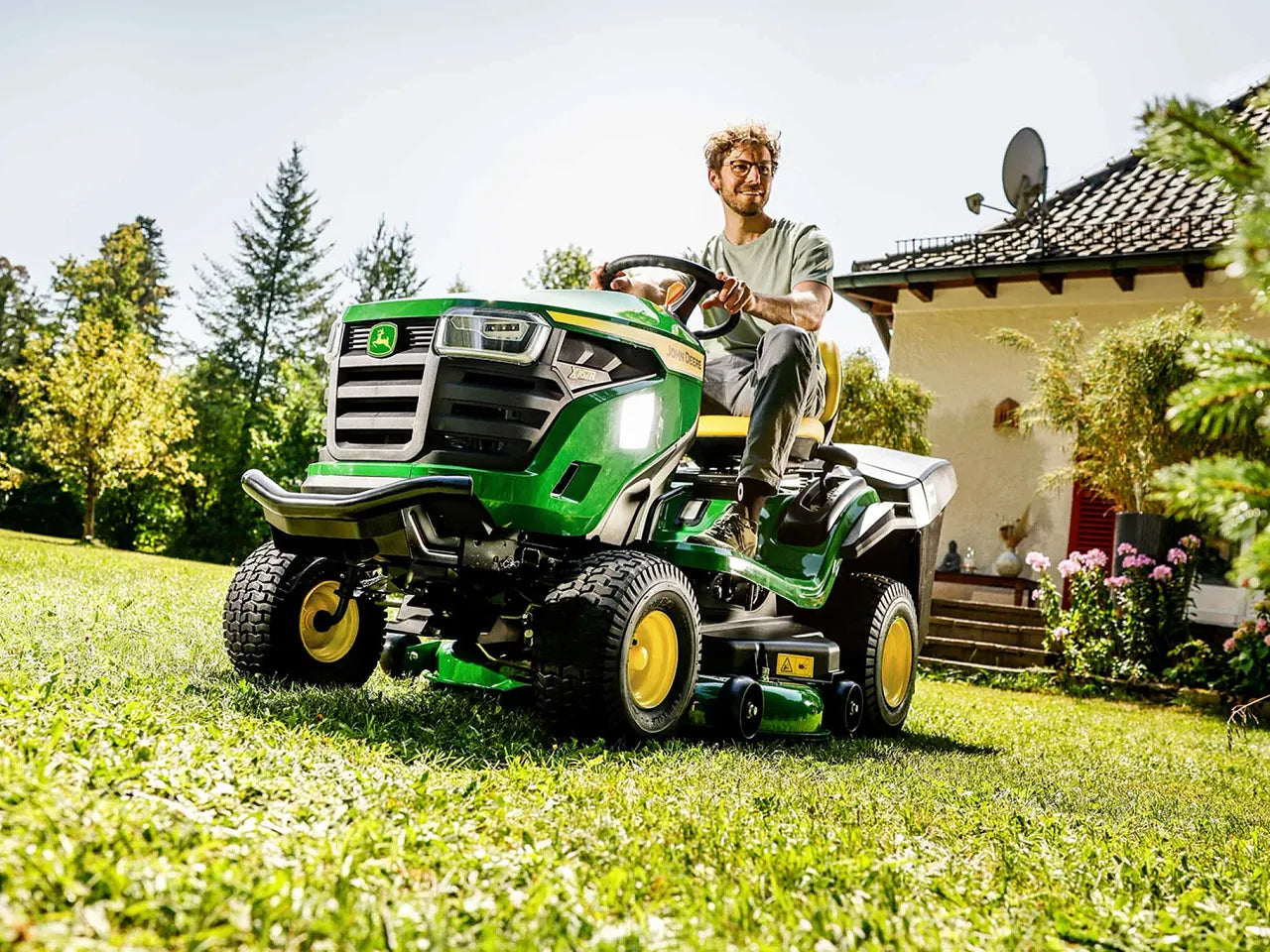 John Deere X167R Ride-On Mower