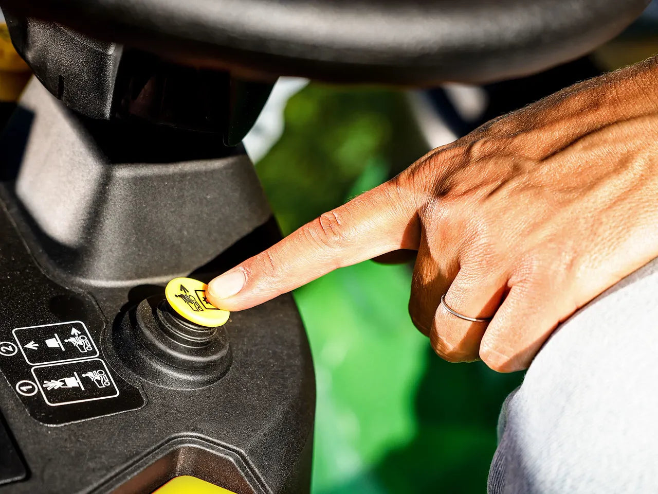 John Deere X117R Ride-On Mower